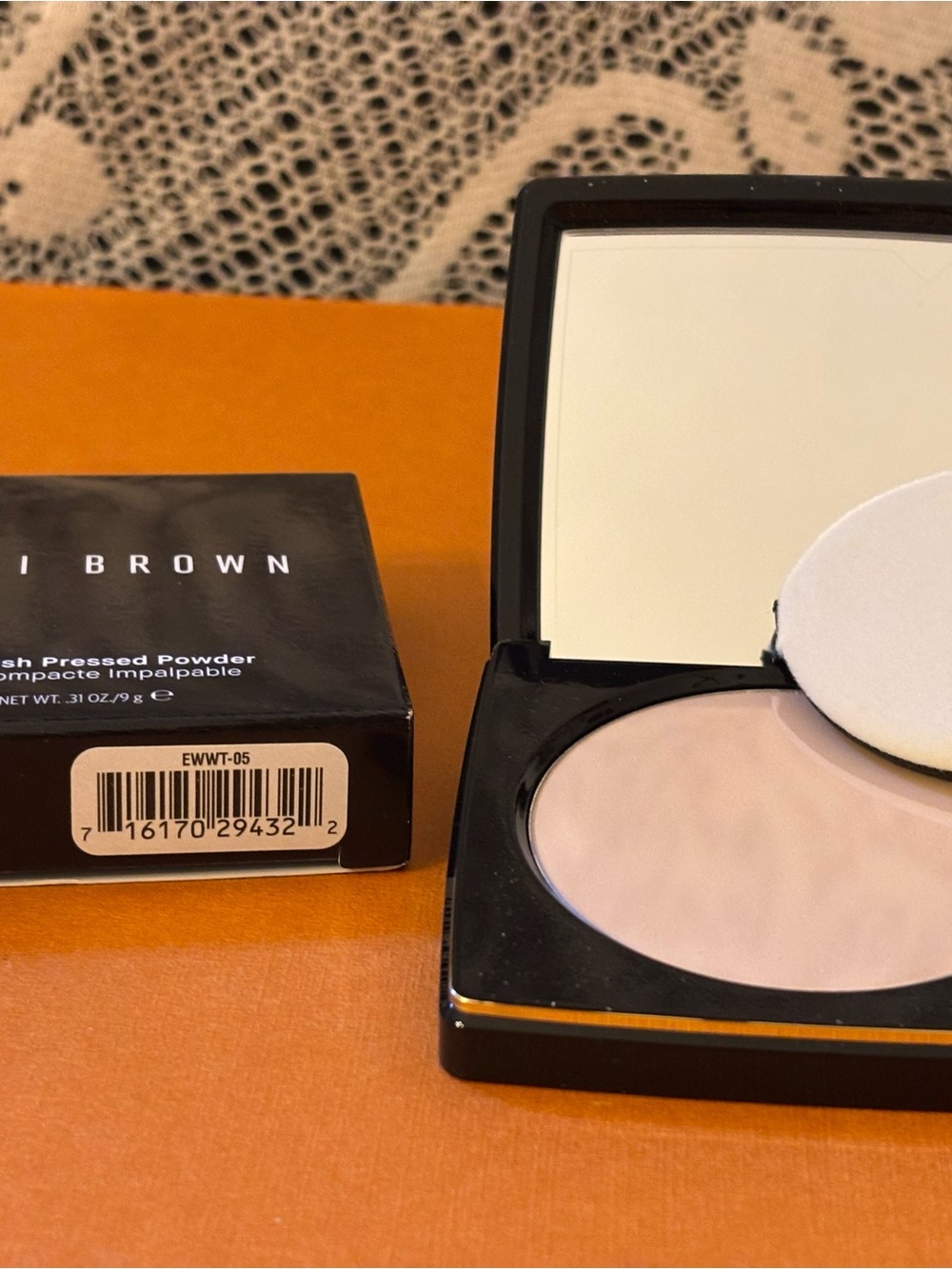 NIB Bobbi Brown Sheer Finish Pressed Face Powder-Soft Sand